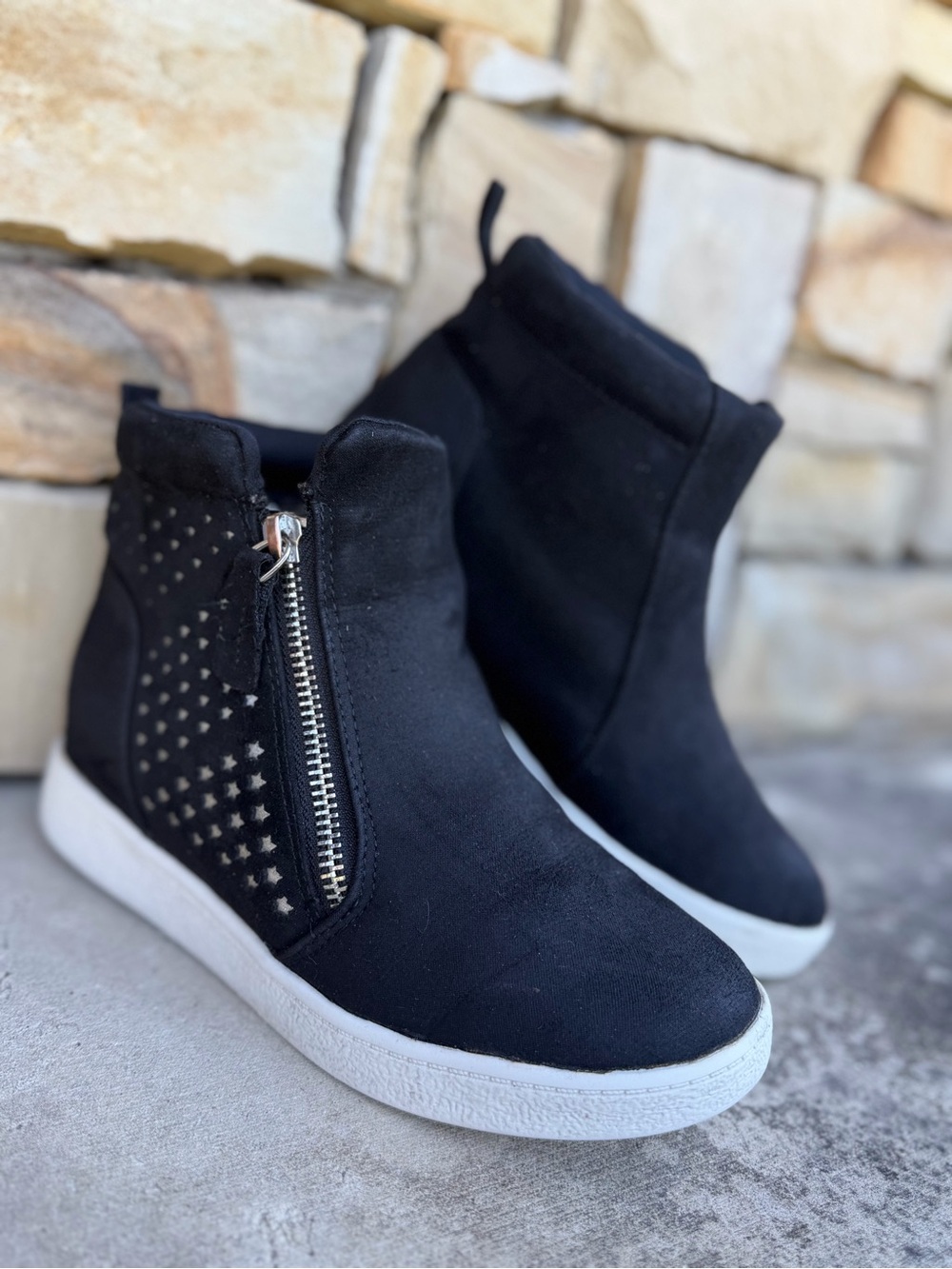 Kelly & Katie Harlow Black Wedge Sneaker girls Boot with Star Cutouts Sz-4M.   Q